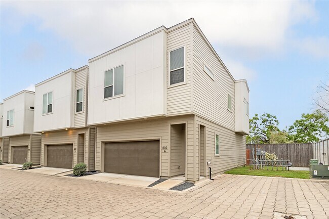 Primary Photo - 602 Thornton Oaks Ln