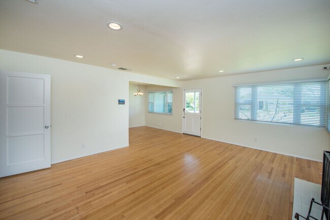 Building Photo - 20092 Bayview Ave