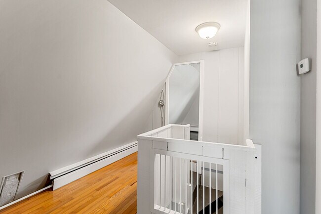 Building Photo - 8 Carlton St