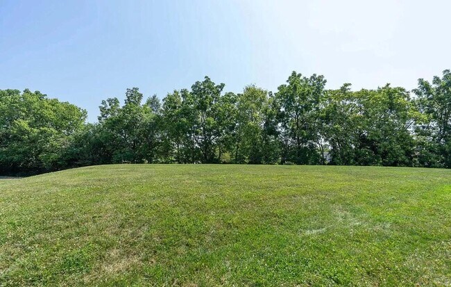 Building Photo - End Unit townhouse w/bump out in Ballenger Creek ready for you mid May!