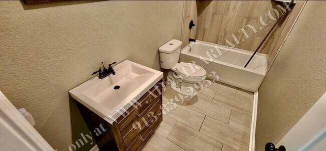 Building Photo - Nice Updated 3 Bed, 1 Bath in KCK-Availabl...