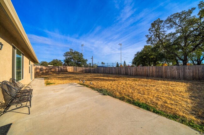 Building Photo - Modern 3-Bed / 2-Bath Home in Redding- Dog...