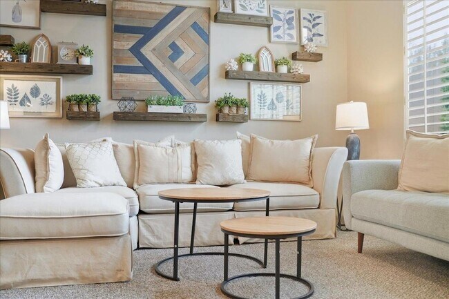 Building Photo - 1909 E Coral Tree Dr