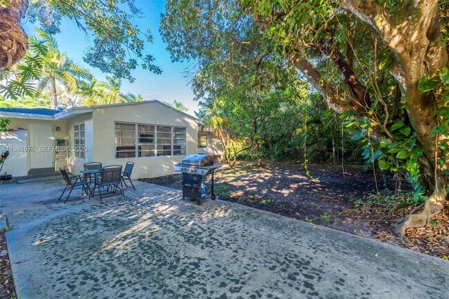 Building Photo - 230 NE 2nd Pl