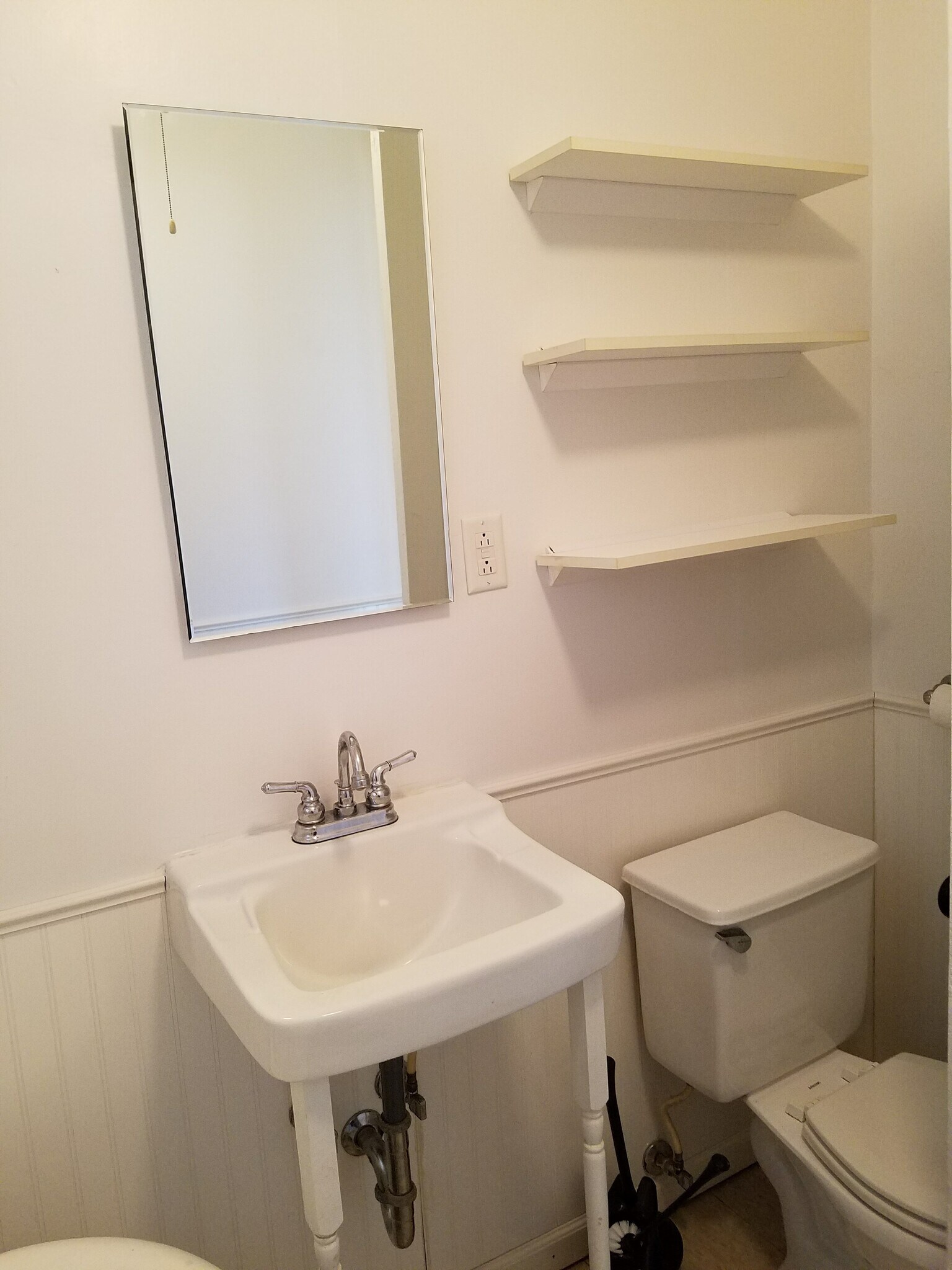 upstairs full bathroom - 556 Rose Ave E