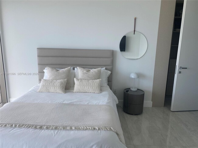 Building Photo - 18975 Collins Ave