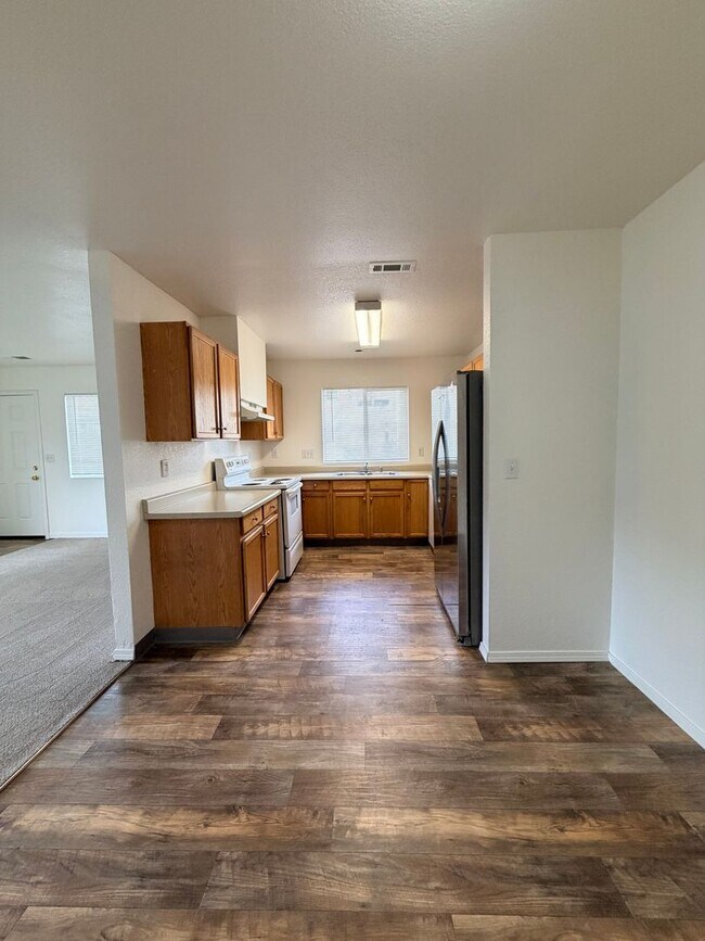 Building Photo - 360 Linden St