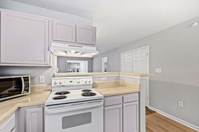 Building Photo - University Woods Retreat: 4 BR/4 Bath minutes to NCSU!