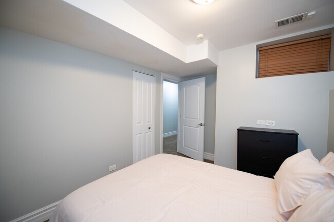 Building Photo - 4852 S Prairie Ave