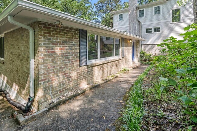 Building Photo - 486 Lakeshore Dr NE