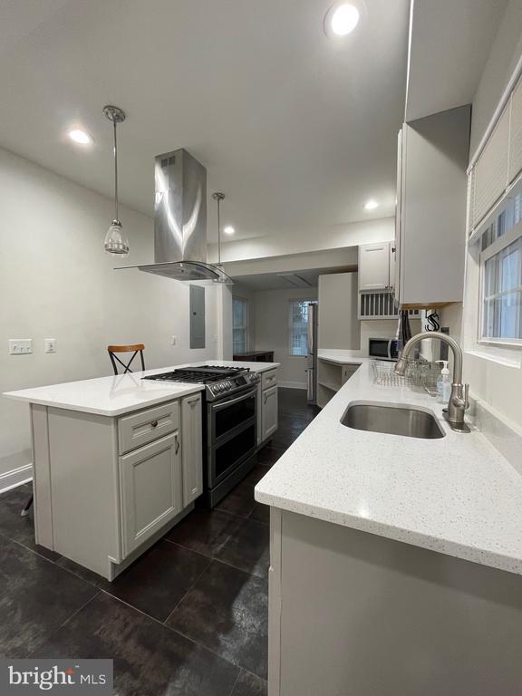 Building Photo - 420 Woodford St