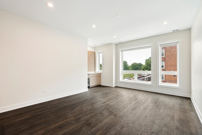 Building Photo - 412 E 50th Pl