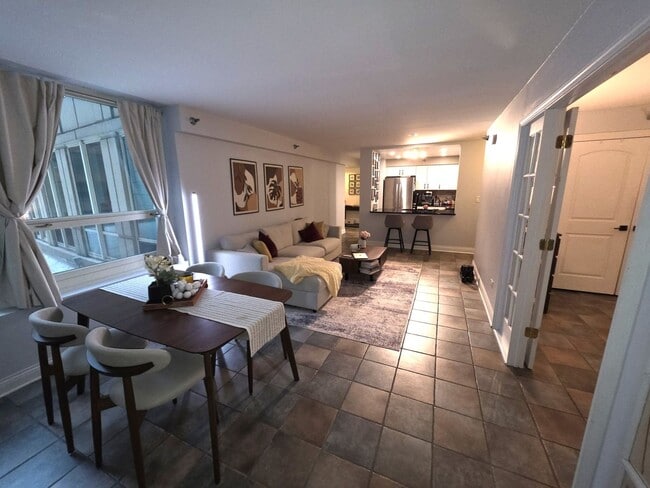 Building Photo - 345 N La Salle Dr