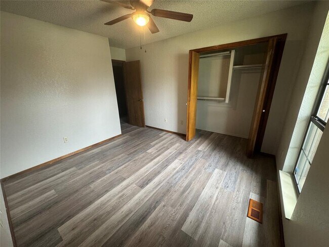 Building Photo - 325 E Parkland Dr