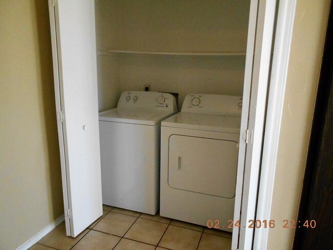 Building Photo - Nice Four plex unit upstairs in Irving.