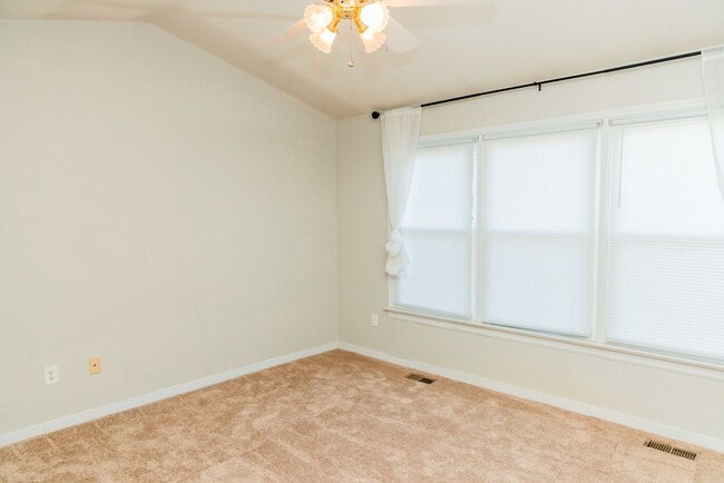 Building Photo - Lovely 3 bedroom, 2.5 Bathroom townhouse s...