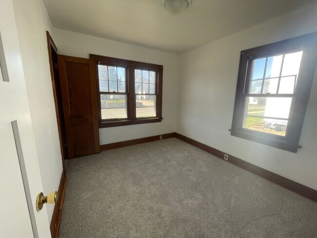 Building Photo - 2 Bedroom 1 Bathroom