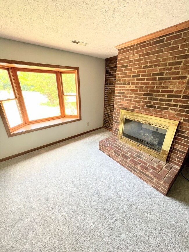 Building Photo - 4 Bedroom Home in Lynchburg