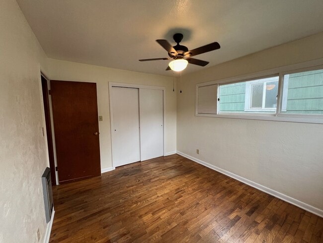 Building Photo - Cute 2 Bedroom House with Hardwood Floors!