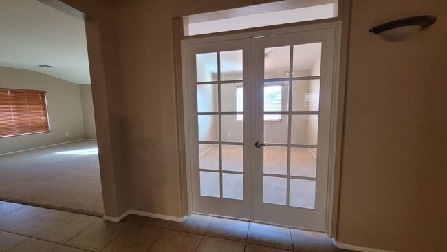 Building Photo - Great Home 3bd plus a Den!