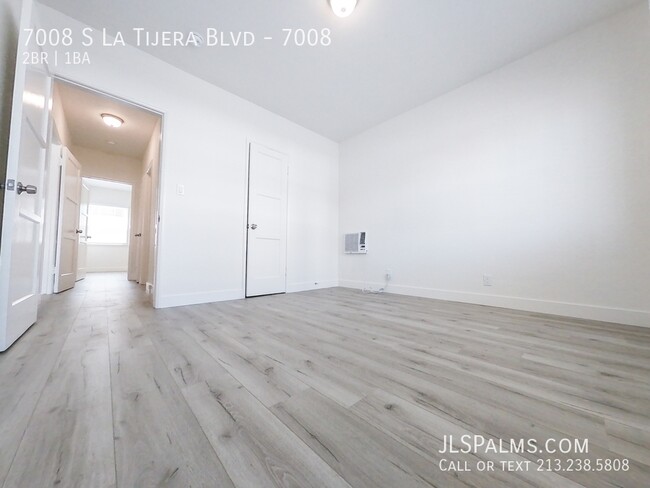 Building Photo - Beautifully remodeled 2 bed w/Full stainle...