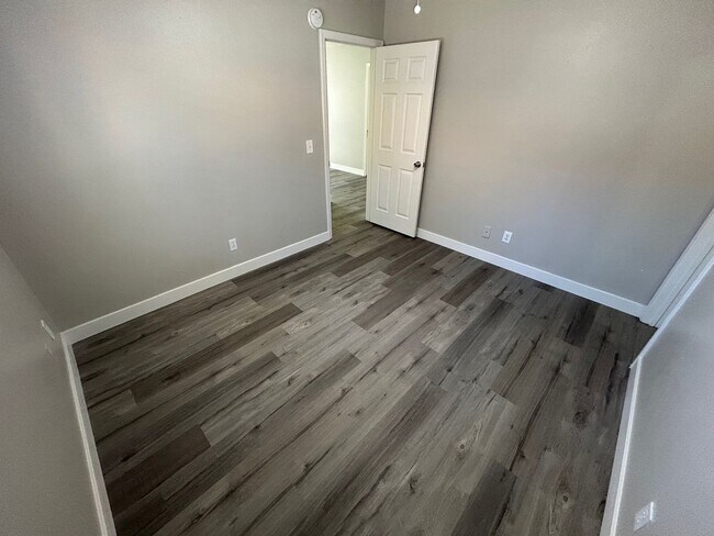 Building Photo - BEAUTIFUL 2 BED 2 BATH SECOND FLOOR CENTRAL LAS VEGAS CONDO