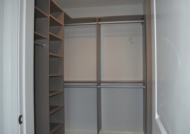 Building Photo - 728 E Broadway