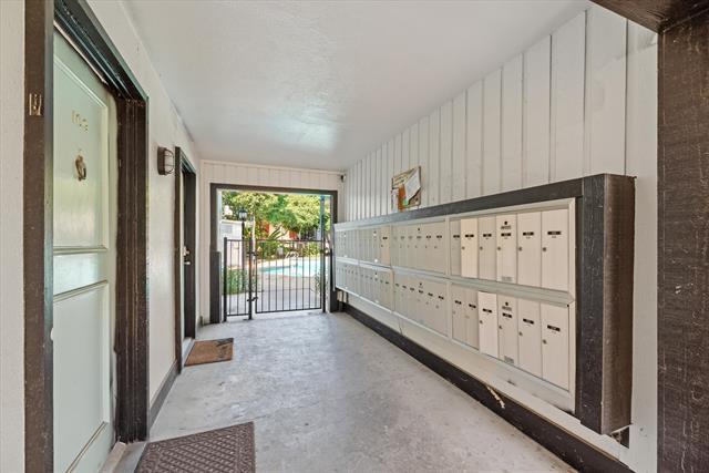 Building Photo - 2627 Douglas Ave