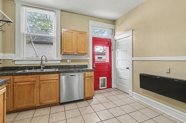 Building Photo - Charming Whittier Rowhome Near Larimer Street