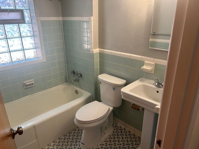 Building Photo - Lovely refreshed Southhampton home