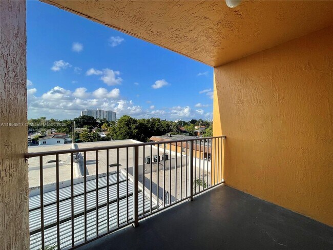 Building Photo - 2441 SW 31st Ave