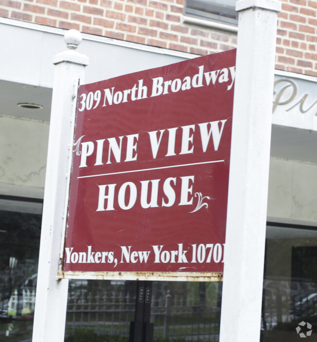 Building Photo - Pine View House