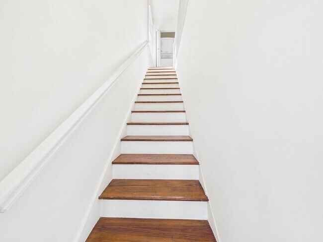 Building Photo - 1703 Oakdale Ave