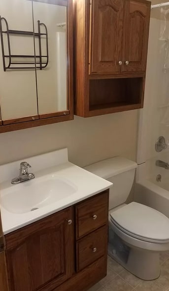 upstairs bathroom - 2324 Crescent Dr
