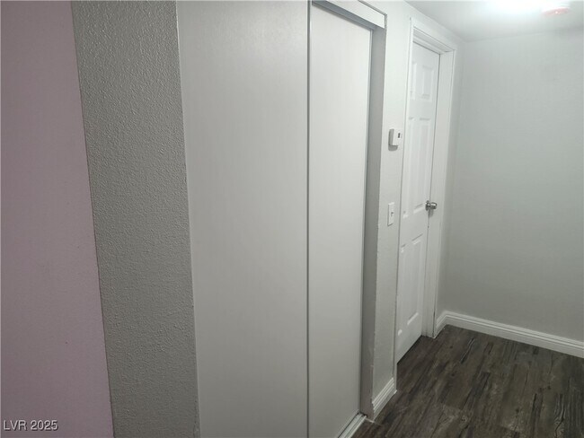 Building Photo - 3437 E Cheyenne Ave
