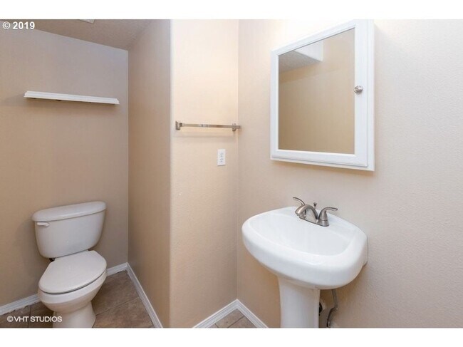 Building Photo - 3Bd/2.5Ba in a Well-Liked Bethany Neighborhood ~ Washer/Dryer Included with 2 Car Garage and Fenc...