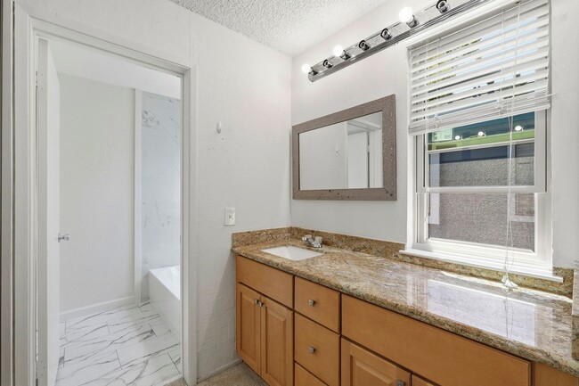 Building Photo - Luxury  2 bedroom Townhome in Great Location