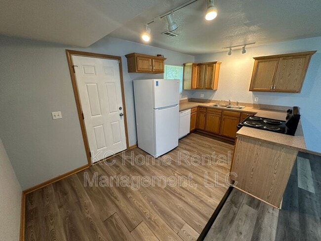Building Photo - 1001 S Hocker Ave