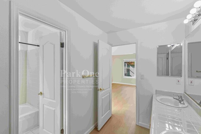 Building Photo - Beautiful Home in Peacock Creek