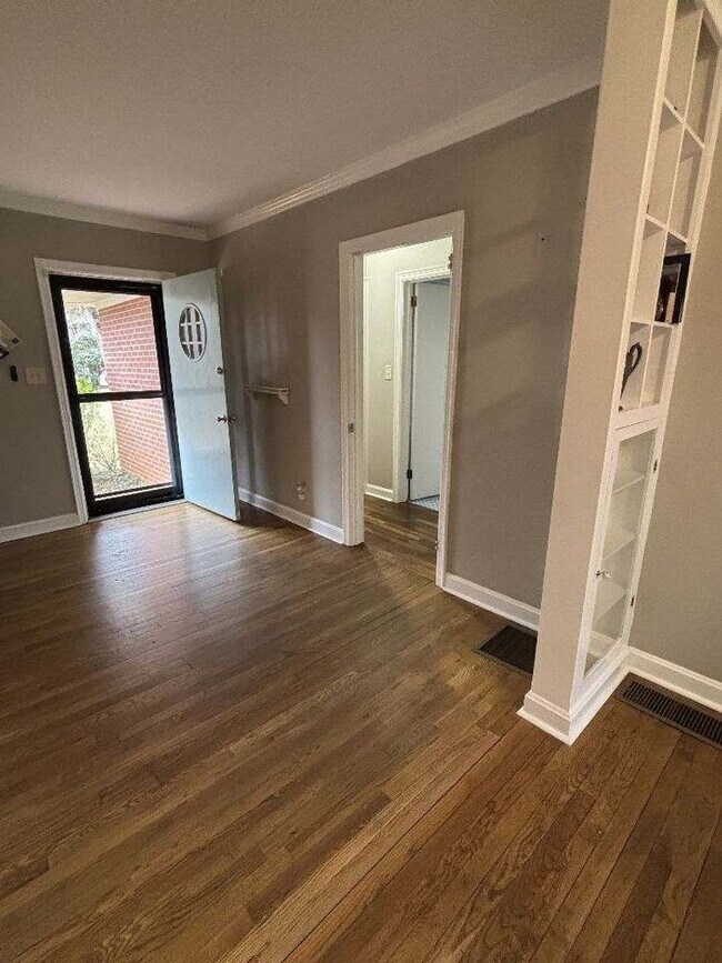 Building Photo - Fully Furnished and Move-in Ready: Charming 2BR/1BA Home