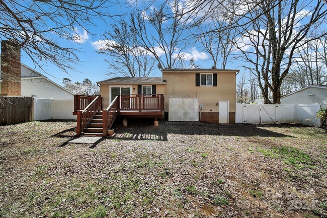 Building Photo - 6230 Holly Knoll Dr