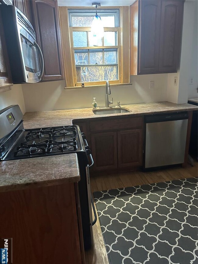 Building Photo - 325 Bogert Ave