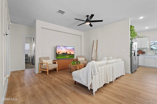 Building Photo - 444 Deserts Dr