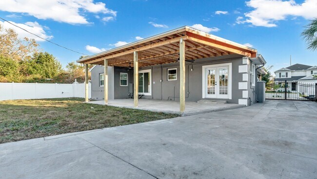 Building Photo - Beautiful S. Tampa 3BR/2BA remodeled home ...