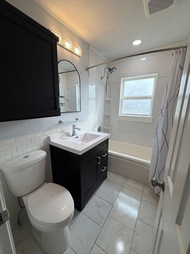 Building Photo - Check Out this price! Get it before it is gone!