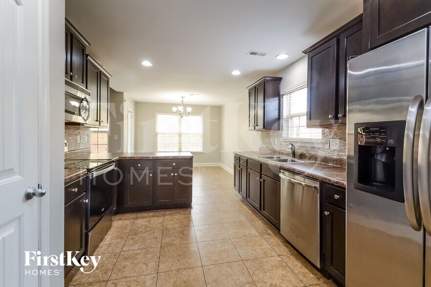 Building Photo - 460 River Crest Dr N