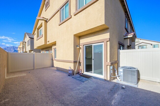 Building Photo - NW 3 Bedroom Townhouse!! Gated Community Pool!! 2 Car Garage!!! No Carpet downstairs.