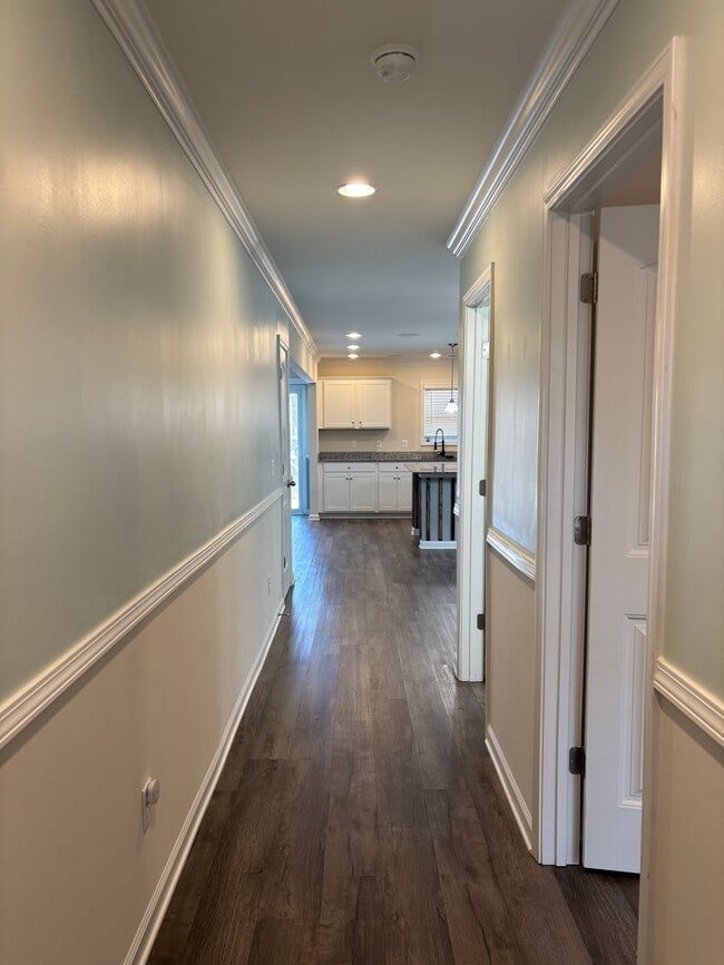 Building Photo - 5 bedroom 3 bath home in Pocalla Springs