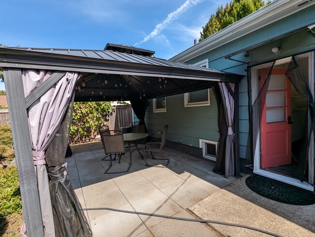 Covered patio - 3919 NE 67th Ave