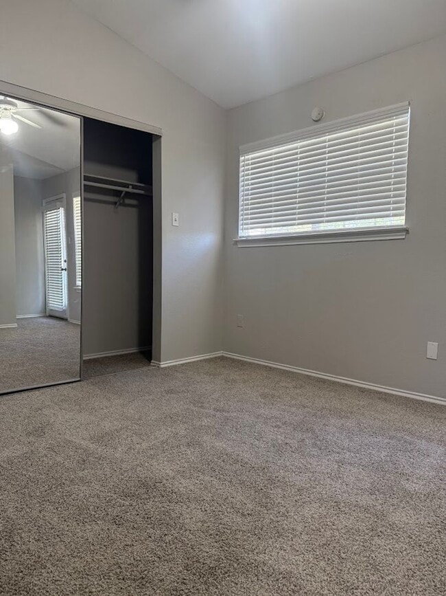 Building Photo - River Crossing - 2BD Townhome - Two Story - Near Downtown - Full Laundry - Small Yard - Reserved ...